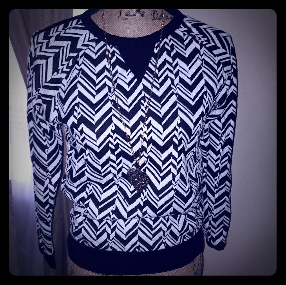 Its all in the details! Chevron black/white top